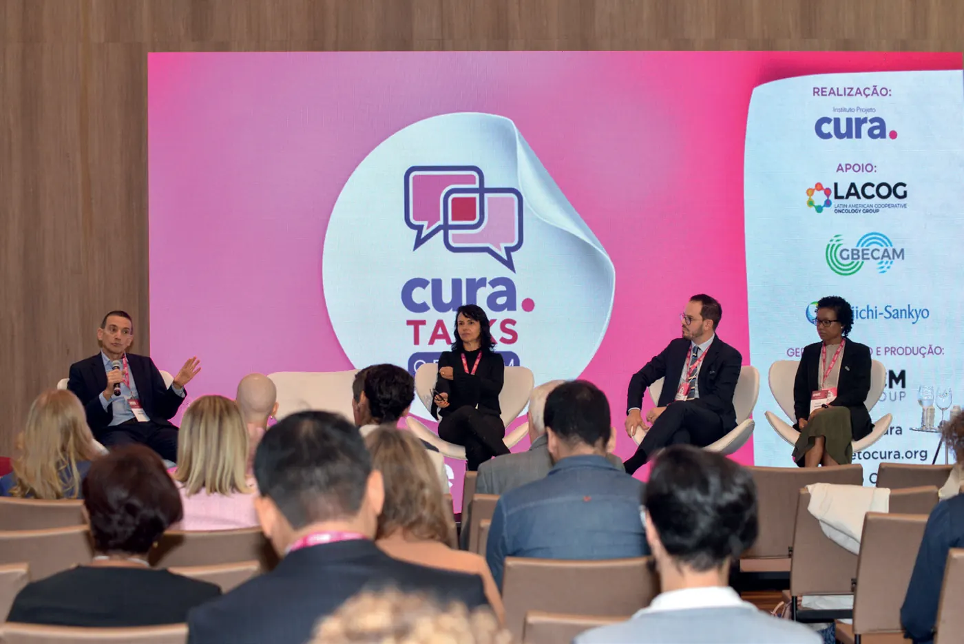 Plateia em um evento CURA Talks