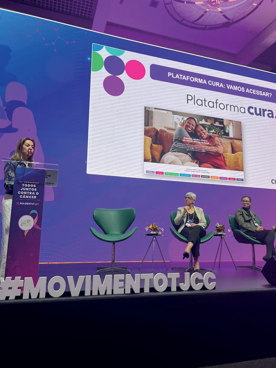 Apresentação da Plataforma CURA no palco do congresso Todos Juntos Contra o Câncer